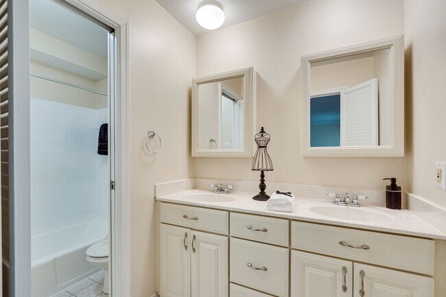 Building Photo - 8204 Mockingbird Dr