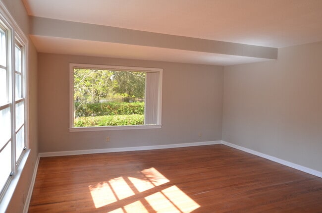 Foto del edificio - Updated 3/2 House with Bonus Room in Lake ...