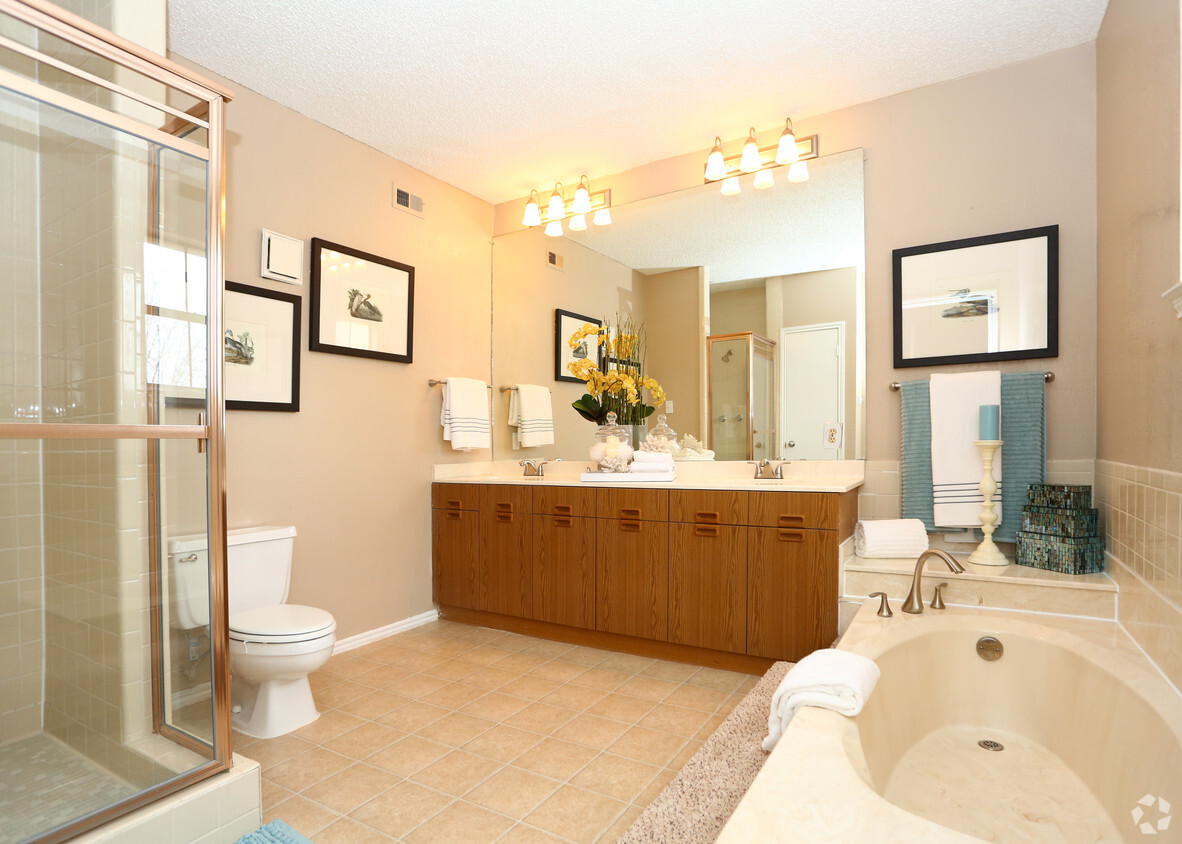 Foto principal - Waterchase Gardens: Charming Townhomes in ...