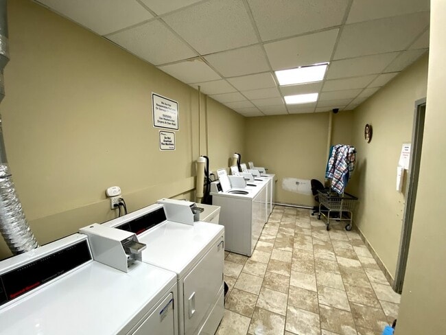 Foto del edificio - 839 W Sheridan Rd