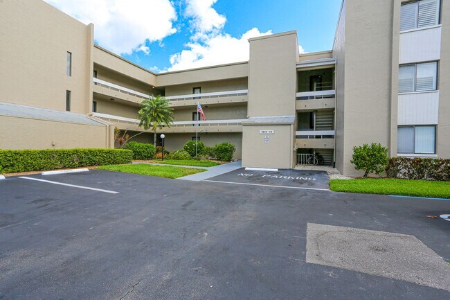 Building Photo - LOVELY LAKEWOOD CONDO - 3 MILES TO 5TH AVE...