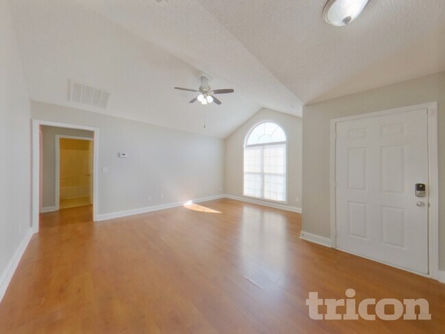 Foto del edificio - 323 Dexter Pl