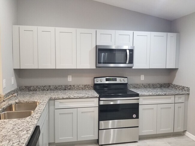 Building Photo - Spacious 3-Bedroom, 2-Bath Apartment with ...