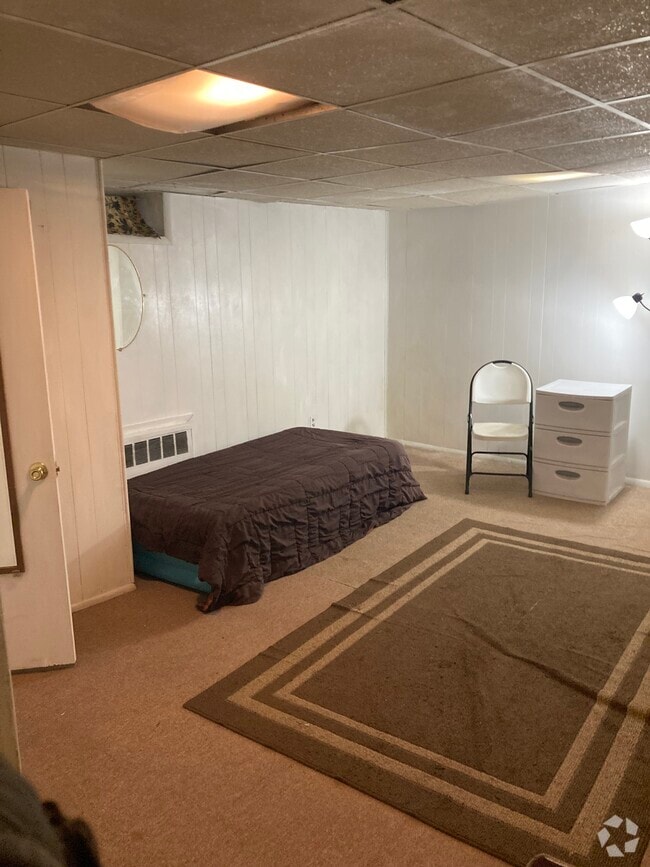 Twin bed  closet 17’x 18’ bdr - 764 Lenore Ln