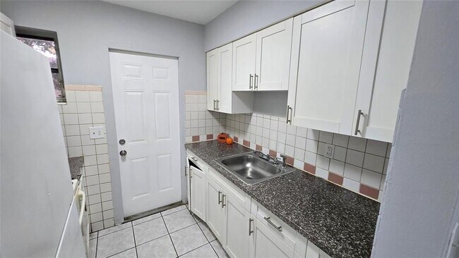 Foto del edificio - 1874 NE 161st St