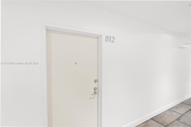 Foto del edificio - 575 Crandon Blvd