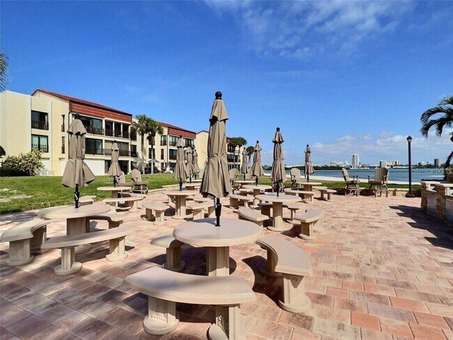 Foto del edificio - 865 S Gulfview Blvd