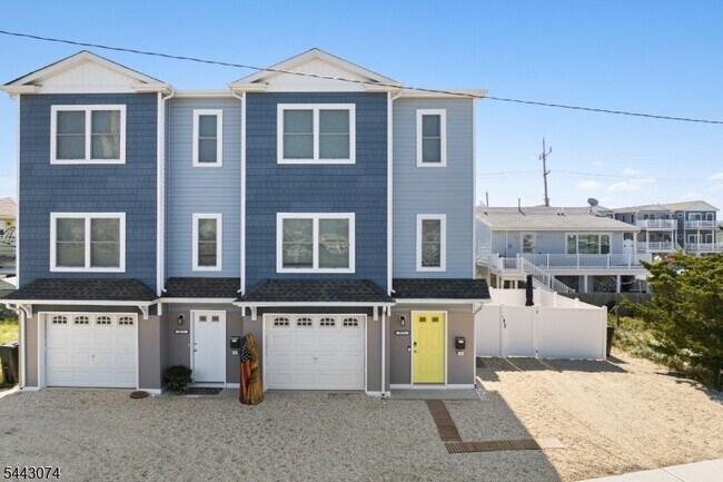 Building Photo - 257 Dewey Dr