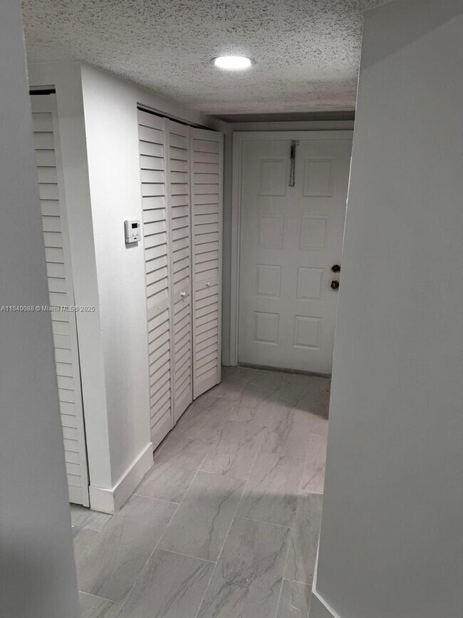 Foto del edificio - 9927 Twin Lakes Dr