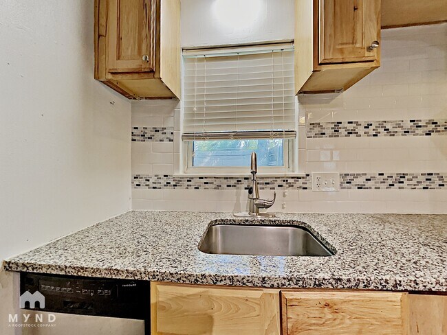 Building Photo - 1604 Parker Ln