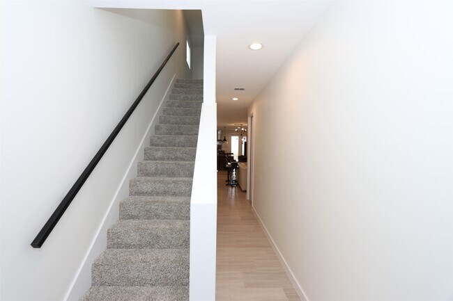 Building Photo - 409 Deer Path Lp