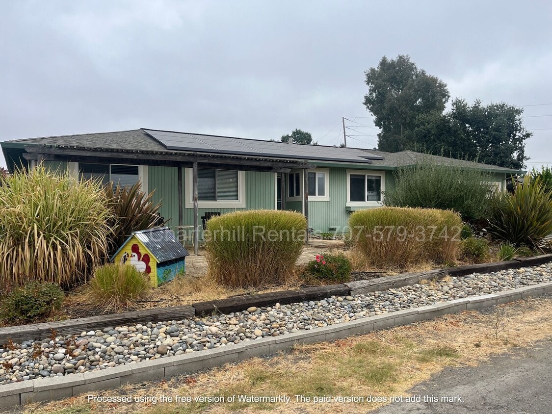 Primary Photo - Lovely home on large lot down a private la...