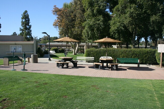 Building Photo - 2 Bedroom 2 Bath with Den/Office in Leisure Village