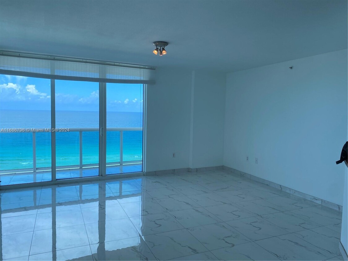 Foto principal - 9201 Collins Ave