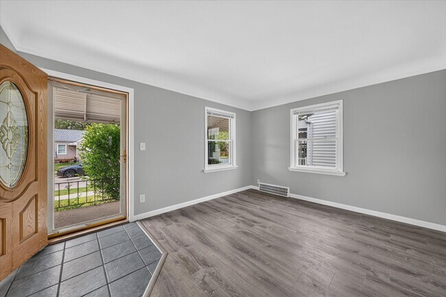 Foto del edificio - Charming 3-Bedroom Bungalow for Rent in Lincoln Park