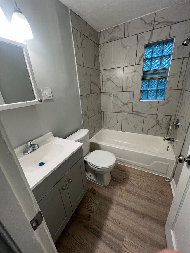 Foto del edificio - Spacious, Newly Updated 1-Bed Near UC & Downtown — Off-Street Parking, Radiant Heat