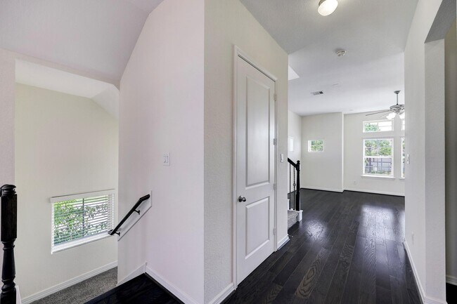 Foto del edificio - 9679 Towne Lake Pky