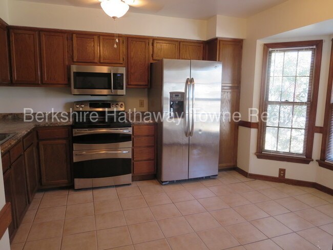 Building Photo - 4560 Marlwood Way