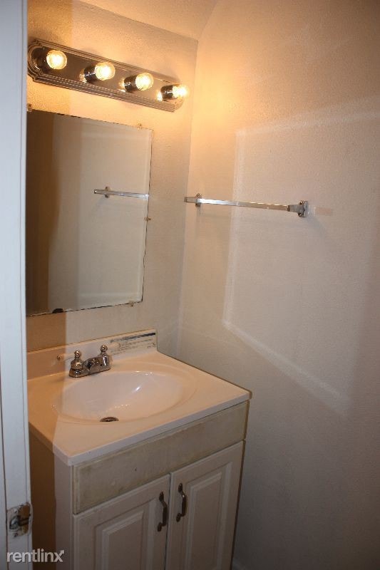 Building Photo - 3 br, 1.5 bath Townhome - 548 Holmes Blvd,
