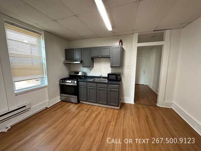 Building Photo - Spacious 3BR/1BA unit available Now.   New...