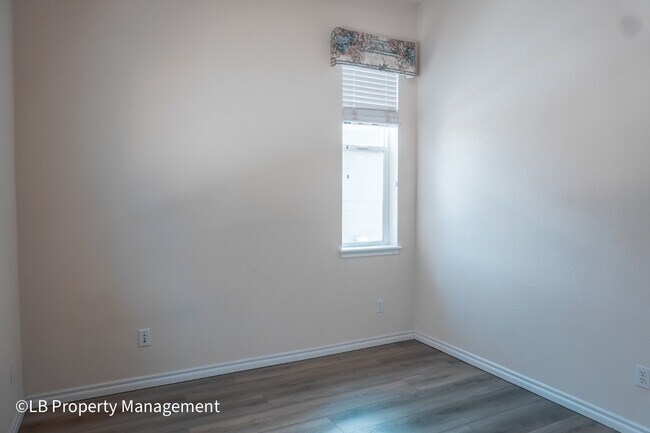 Foto del edificio - 10590 Pearlwood Cir