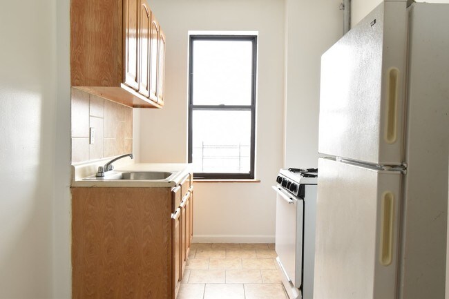 Foto del edificio - 2442 Morris Ave
