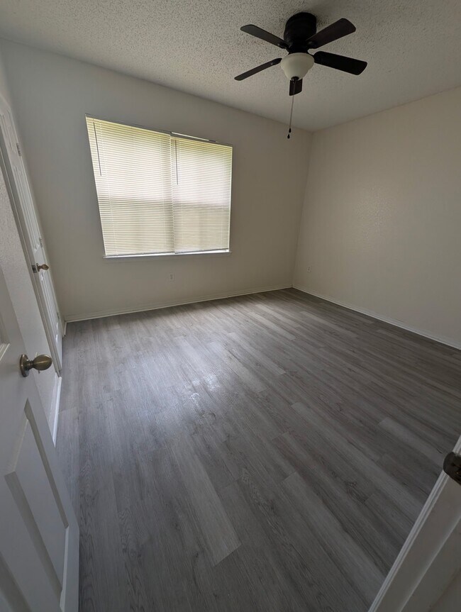 Building Photo - 18001 Richmond Pl Dr