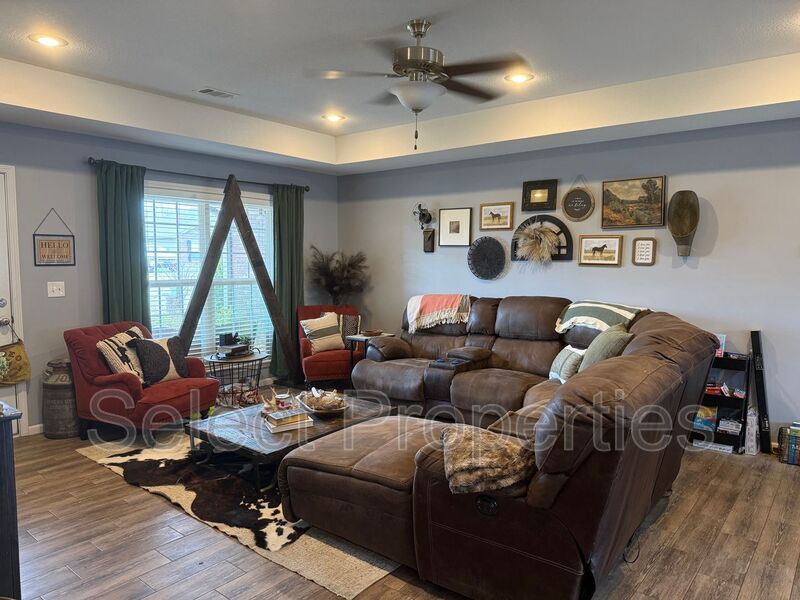 Foto del edificio - 4582 Edinburgh Dr