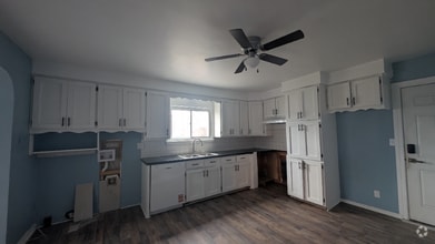 Building Photo - 472 Burgess St