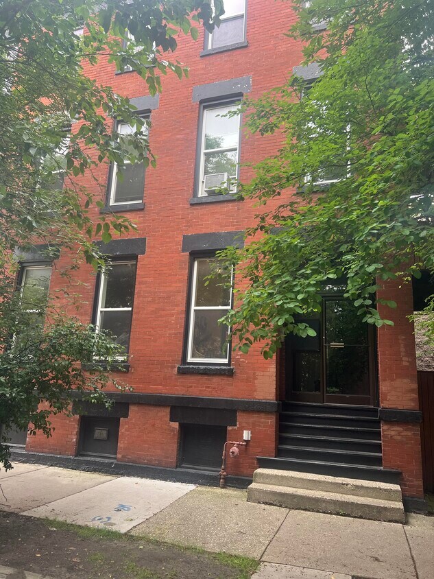 Foto principal - 1117 W Dickens Ave