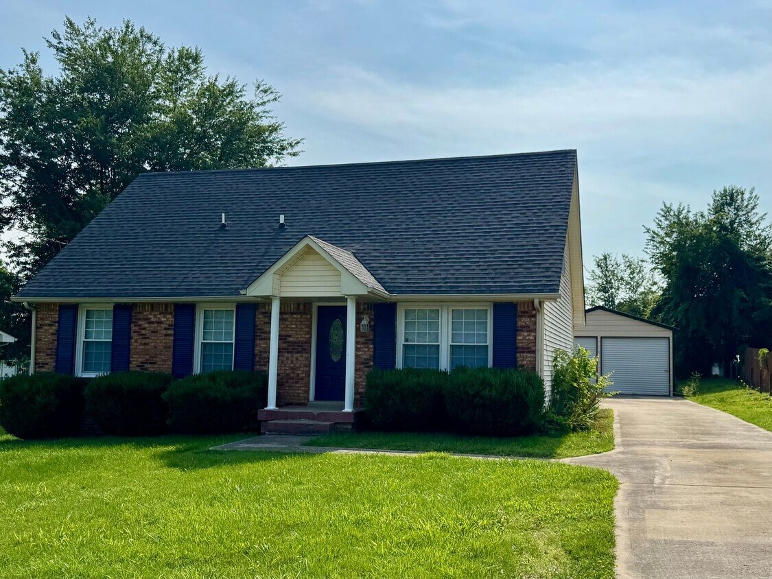 Foto principal - Convenient location! Cute 4 Bed 2 Bath hom...