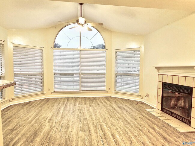 Foto del edificio - 219 Waters Edge Ln