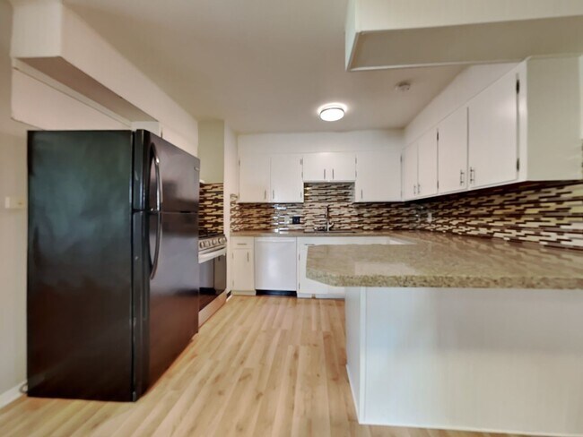 Foto del edificio - Charming 3-Bedroom Home with Sunroom, Fireplace & Garage in Kansas City, MO!