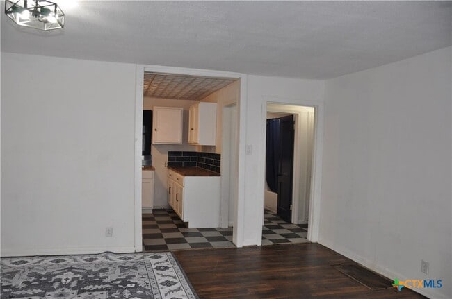 Foto del edificio - 1408 E Avenue D