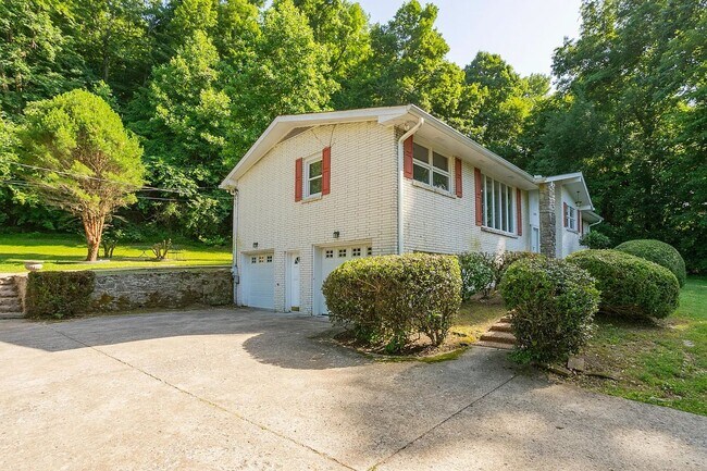 Foto del edificio - Brentwood Oasis: 3 Bed, 2 Bath Home on 5+ ...
