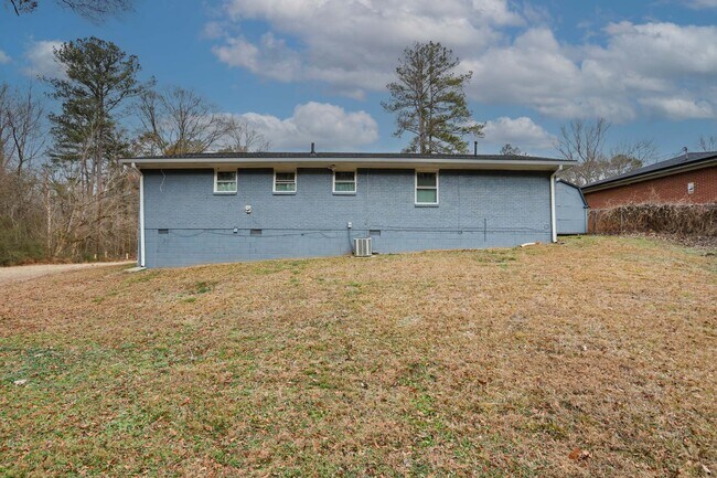 Building Photo - 667 Tara Cir SE