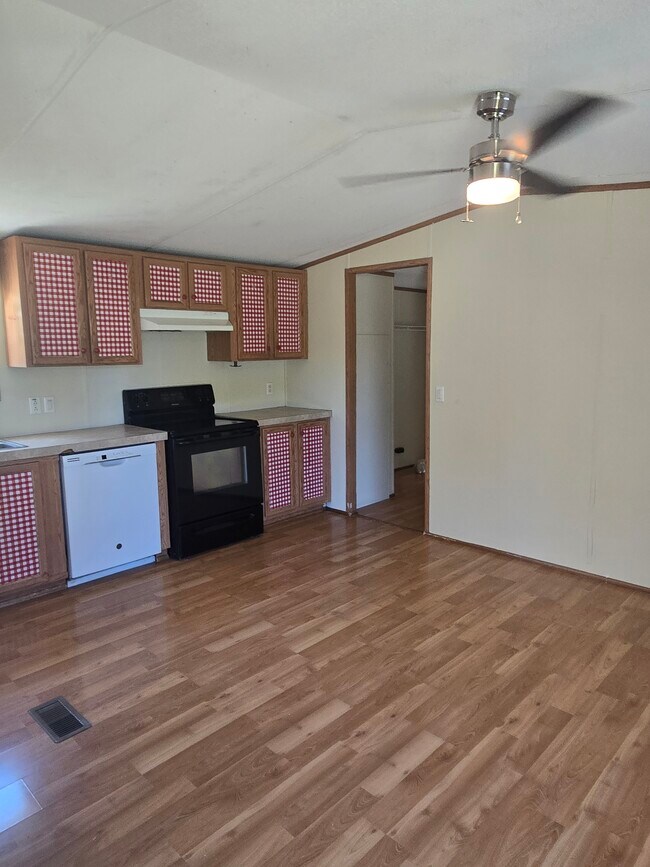 Comer en la cocina - 7275 Old Madisonville Rd