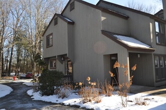 Building Photo - 8 Willow Ln