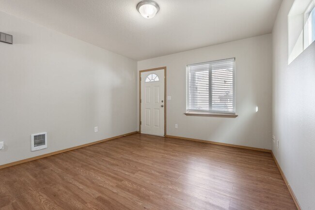 Building Photo - Beautiful 4bed/2.5bath - First Month Free!