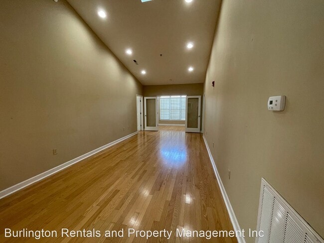 Building Photo - 3 br, 3 bath House - 101-301 Campus Walk T...