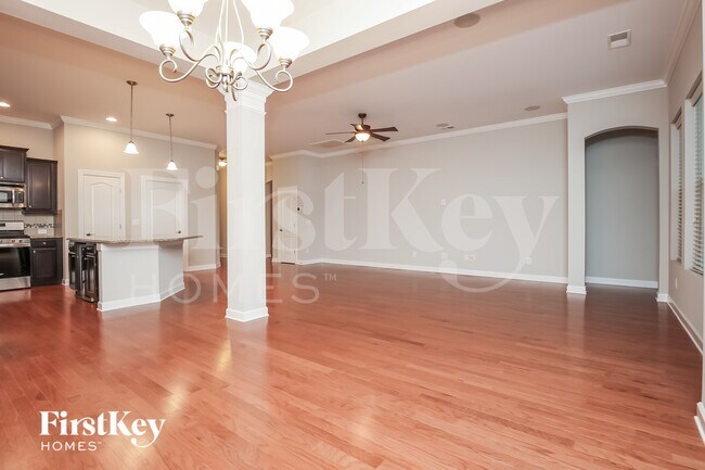 Foto del edificio - 215 Topsaw Ln