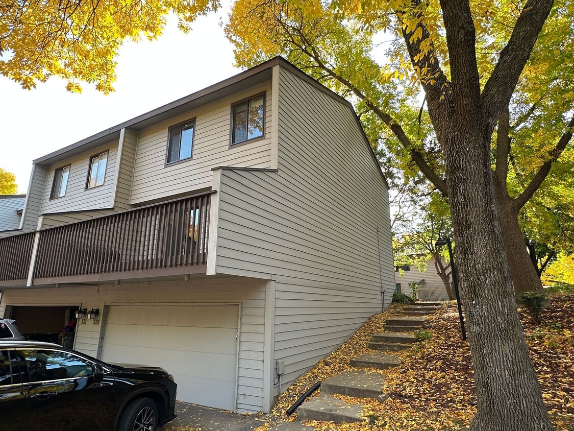 Primary Photo - Maple Grove Town Home, Washer/Dryer, 2 Car...