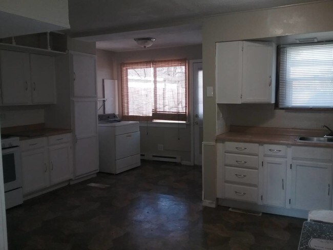 Building Photo - 7533 Catalpa Ave