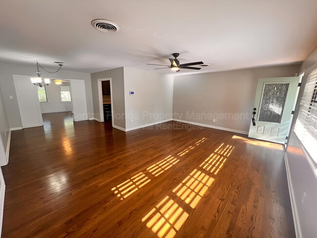 Photo - 2011 Howard Dr House