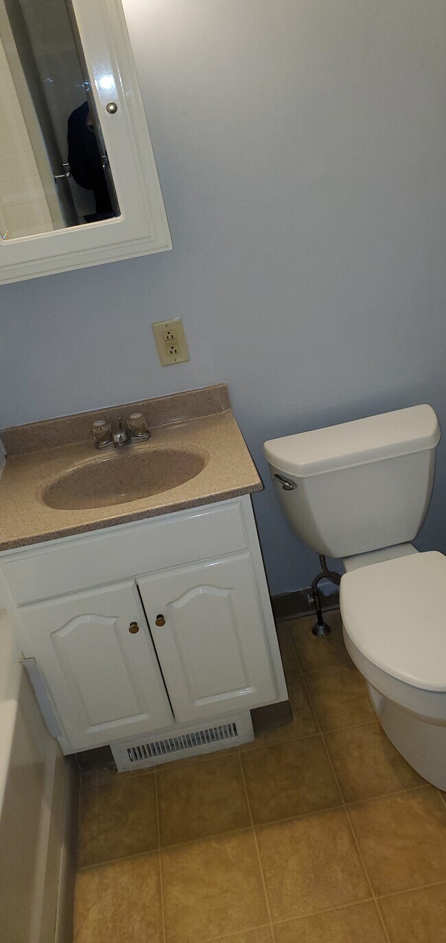 Baño - 908 Tulip St