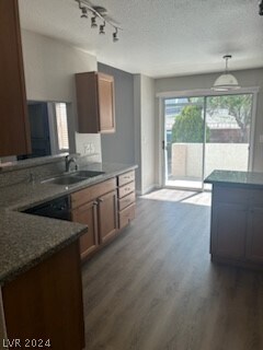 Building Photo - 6925 Coral Rock Dr