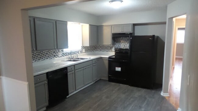 Building Photo - COMING SOON! Renovated 3 Bedroom, 2 bath R...