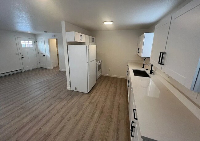 Foto del edificio - Beautiful 2 Bed Apartment with Reserved Parking Spots