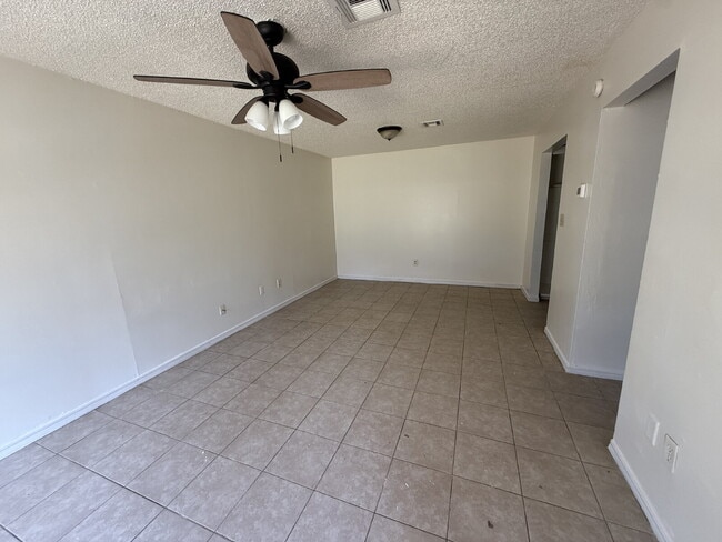 Building Photo - Cozy 1-Bed: Prime Location Near Seminole Fire Station