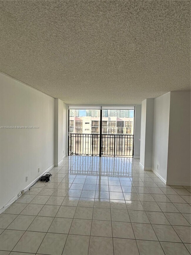 Foto del edificio - 17021 N Bay Rd